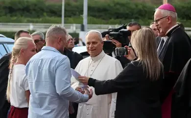 Pope Leo speaks to a Ukrainian family whose daughter is undergoing cancer treatment, as he leaves Gemelli hospital following lung surgery and cancer diagnosis, in Rome, Italy, October 17, 2026. REUTERS/Yara Nardi/Proibida reprodução