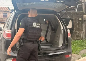 Agentes da Polícia Federal investigam caso de abuso sexual infantil.