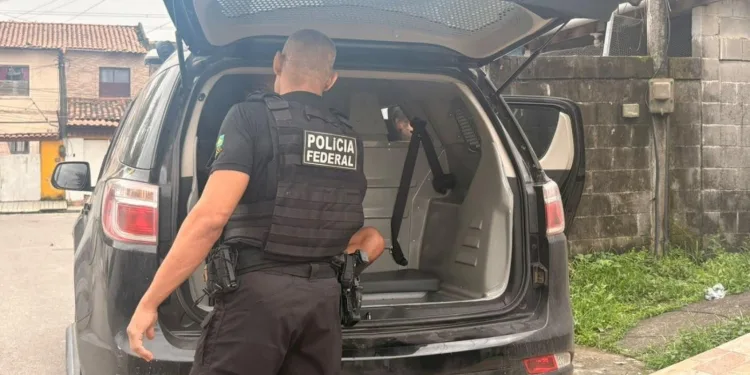 Agentes da Polícia Federal investigam caso de abuso sexual infantil.