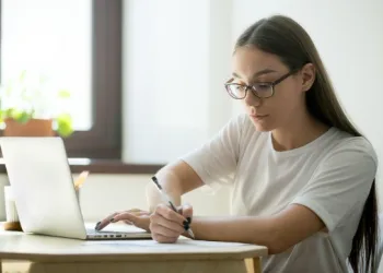 Enem 2026: estudante organiza a revisão para a reta final.