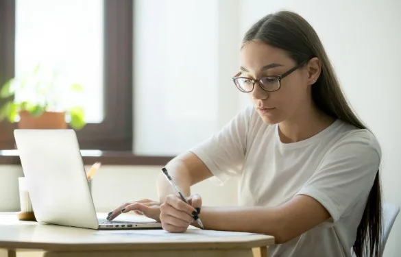 Enem 2026: estudante organiza a revisão para a reta final.