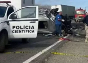 Acidente na BR-230 entre uma van que transportava pacientes e uma caminhonete na Paraíba.