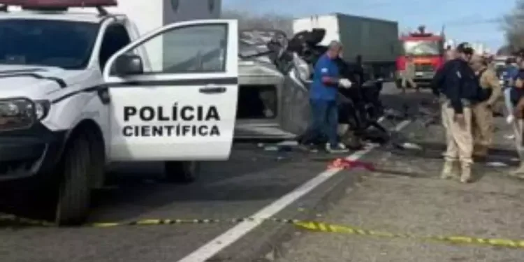 Acidente na BR-230 entre uma van que transportava pacientes e uma caminhonete na Paraíba.