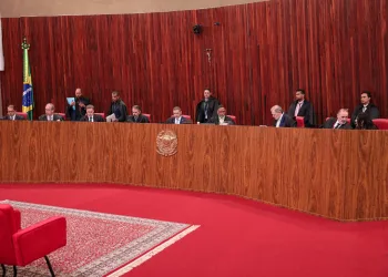 Violência contra a mulher e decisão do Tribunal Superior Eleitoral sobre candidatura.