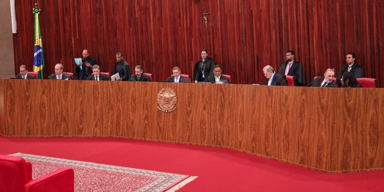 Violência contra a mulher e decisão do Tribunal Superior Eleitoral sobre candidatura.