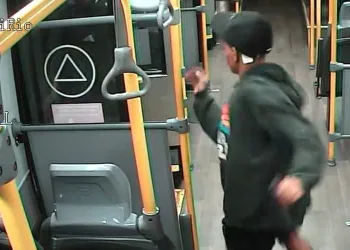 Agentes do BRT Seguro após furto de celular na Estação Benfica.