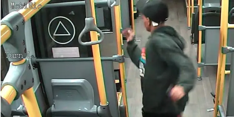 Agentes do BRT Seguro após furto de celular na Estação Benfica.