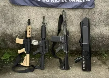 Arsenal apreendido pela PM na comunidade Para-Pedro, na Zona Norte do Rio.