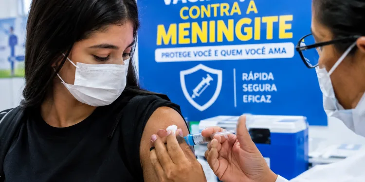 RIO AMPLIA VACINAÇÃO CONTRA MENINGITE E CONVOCA JOVENS ATÉ 24 ANOS; CAMPANHA TERMINA EM OUTUBRO