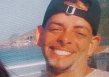 ( IMAGENS FORTES) TRAFICANTES DO COMANDO VERMELHO EXECUTAM TRAFICANTES RIVAIS NO RIO
