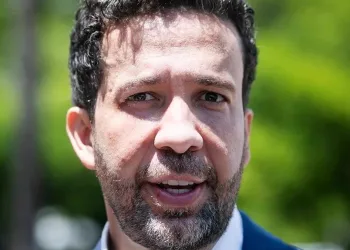 ANDRÉ JANONES VAI PARAR NA UTI APÓS DEBATE DA BAND E DIAGNÓSTICO DE ARRITMIA CARDÍACA GERA PREOCUPAÇÃO
