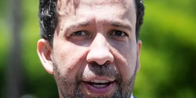 ANDRÉ JANONES VAI PARAR NA UTI APÓS DEBATE DA BAND E DIAGNÓSTICO DE ARRITMIA CARDÍACA GERA PREOCUPAÇÃO