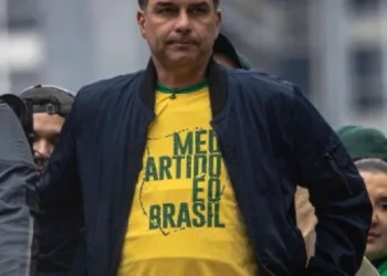 FLÁVIO BOLSONARO ANUNCIA AUSÊNCIA EM DEBATE DA BAND COM LULA E AGITA A DISPUTA PRESIDENCIAL