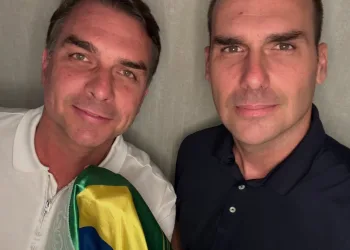FLÁVIO BOLSONARO PODE ANTECIPAR PROJETO PARA 2030 E TENTAR BARRAR TARCÍSIO E MICHELLE