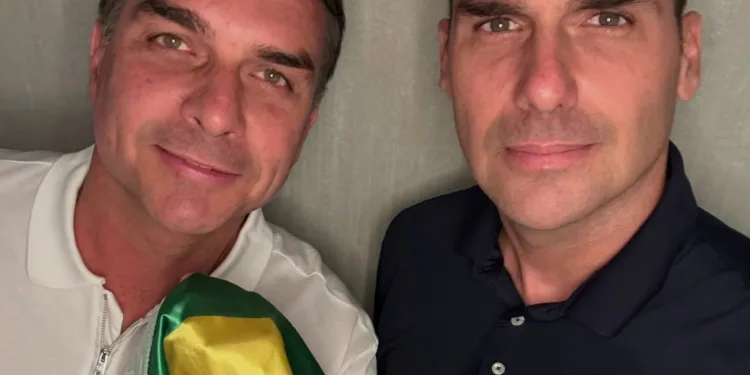 FLÁVIO BOLSONARO PODE ANTECIPAR PROJETO PARA 2030 E TENTAR BARRAR TARCÍSIO E MICHELLE