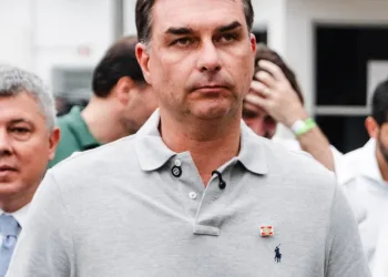 APÓS DERROTA NA DISPUTA PRESIDENCIAL, FLÁVIO BOLSONARO PODE FICAR SEM MANDATO ELETIVO PELA PRIMEIRA VEZ EM 24 ANOS