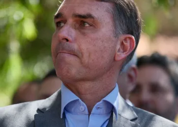 TSE DESMENTE FLÁVIO BOLSONARO E REBATE ACUSAÇÃO SOBRE FISCAIS DO PL NA APURAÇÃO