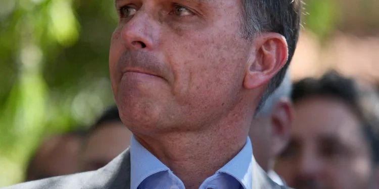 TSE DESMENTE FLÁVIO BOLSONARO E REBATE ACUSAÇÃO SOBRE FISCAIS DO PL NA APURAÇÃO