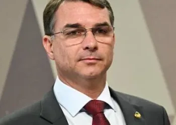 URGENTE!! FLÁVIO BOLSONARO AFIRMA QUE ALEXANDRE DE MORAES MANDOU RECOLHER SEUS PASSAPORTES APÓS AS ELEIÇÕES
