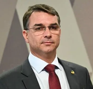 URGENTE!! FLÁVIO BOLSONARO AFIRMA QUE ALEXANDRE DE MORAES MANDOU RECOLHER SEUS PASSAPORTES APÓS AS ELEIÇÕES