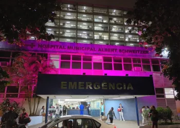 OUTUBRO ROSA: HOSPITAL ALBERT SCHWEITZER ILUMINA FACHADA E REFORÇA A LUTA CONTRA O CÂNCER DE MAMA