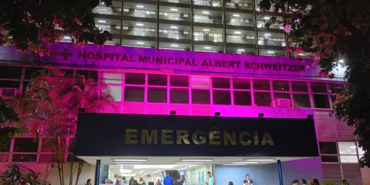 OUTUBRO ROSA: HOSPITAL ALBERT SCHWEITZER ILUMINA FACHADA E REFORÇA A LUTA CONTRA O CÂNCER DE MAMA