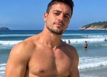 actante:  DONO DE QUIOSQUES EM PRAIA DO RIO DIZ QUE EXPULSOU CASAL HÉTERO POR BEIJO E DECLARA: “AQUI HÉTERO NÃO SE BEIJA”