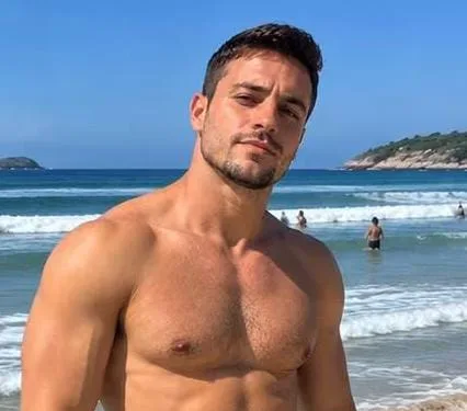 actante:  DONO DE QUIOSQUES EM PRAIA DO RIO DIZ QUE EXPULSOU CASAL HÉTERO POR BEIJO E DECLARA: “AQUI HÉTERO NÃO SE BEIJA”