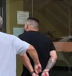 MILICIANO É PRESO APÓS AGREDIR COMPANHEIRA COM SOCOS E CHUTES NA CABEÇA; VÍTIMA FUGIU PELA JANELA