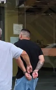 MILICIANO É PRESO APÓS AGREDIR COMPANHEIRA COM SOCOS E CHUTES NA CABEÇA; VÍTIMA FUGIU PELA JANELA