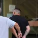 MILICIANO É PRESO APÓS AGREDIR COMPANHEIRA COM SOCOS E CHUTES NA CABEÇA; VÍTIMA FUGIU PELA JANELA