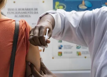 VACINAÇÃO CONTRA MENINGITE É AMPLIADA NO RIO E BENEFICIA PESSOAS DE ATÉ 59 ANOS; PRAZO TERMINA EM OUTUBRO
