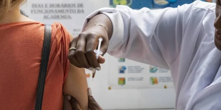 VACINAÇÃO CONTRA MENINGITE É AMPLIADA NO RIO E BENEFICIA PESSOAS DE ATÉ 59 ANOS; PRAZO TERMINA EM OUTUBRO