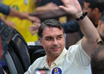 URGENTE!! FLÁVIO BOLSONARO VISITA O PAI APÓS DERROTA ELEITORAL, E POSSÍVEL APREENSÃO DE PASSAPORTE GERA MEDO E APREENSÃO