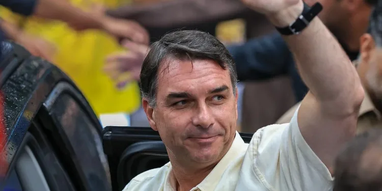 URGENTE!! FLÁVIO BOLSONARO VISITA O PAI APÓS DERROTA ELEITORAL, E POSSÍVEL APREENSÃO DE PASSAPORTE GERA MEDO E APREENSÃO