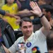 URGENTE!! FLÁVIO BOLSONARO VISITA O PAI APÓS DERROTA ELEITORAL, E POSSÍVEL APREENSÃO DE PASSAPORTE GERA MEDO E APREENSÃO