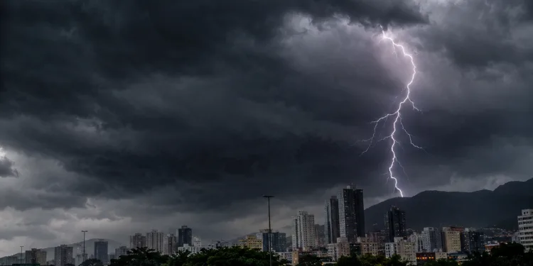 ALERTA DE TEMPESTADES ASSUSTA O BRASIL: INMET PREVÊ CHUVAS FORTES EM VÁRIAS REGIÕES DO PAÍS
