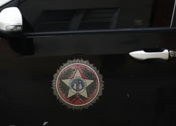 Policiais e Comando Vermelho são tema de investigação no Rio de Janeiro.