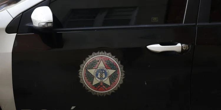 Policiais e Comando Vermelho são tema de investigação no Rio de Janeiro.
