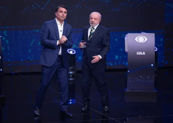 Abertura de sigilos de Lula e Flávio Bolsonaro é proposta em petição ao TSE.