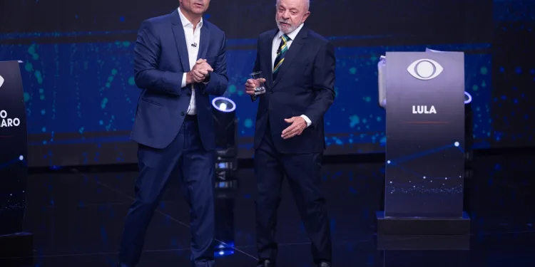 Abertura de sigilos de Lula e Flávio Bolsonaro é proposta em petição ao TSE.