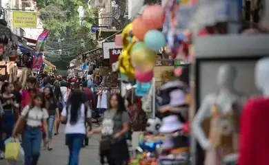 Pedestres nas ruas na tradicional área de compras do Saara, no centro do Rio de Janeiro