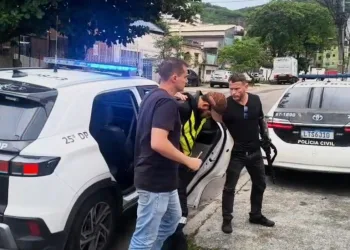 Policiais prendem suspeito de roubo de alianças de ouro no Centro do Rio.