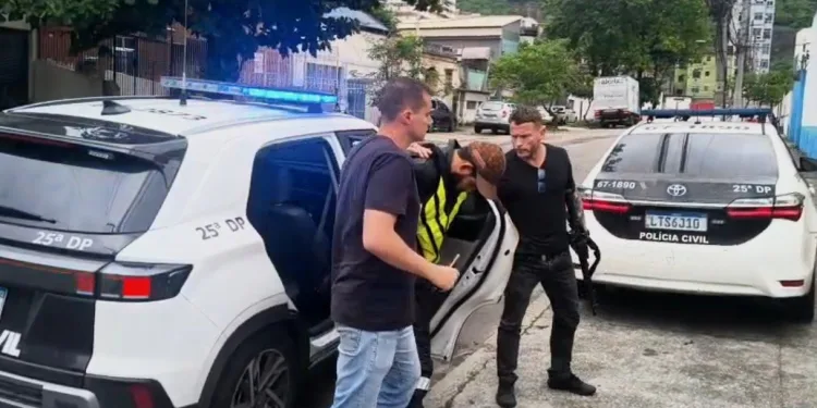 Policiais prendem suspeito de roubo de alianças de ouro no Centro do Rio.