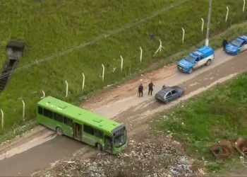 Ônibus sequestrados no Rio usados como barricadas em ruas da cidade.