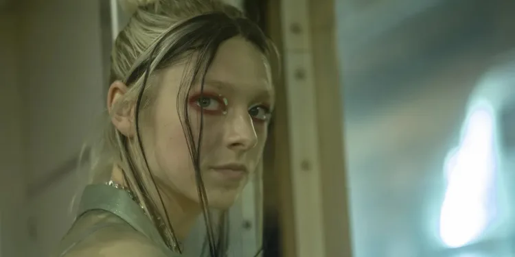 Hunter Schafer fala sobre cirurgia de afirmação de gênero.