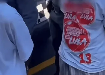 Camisetas do PT citadas em acusação contra policiais militares em Piracicaba.