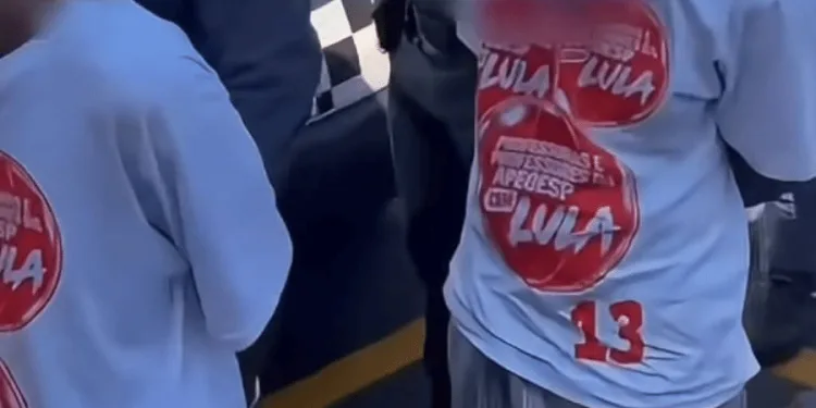 Camisetas do PT citadas em acusação contra policiais militares em Piracicaba.
