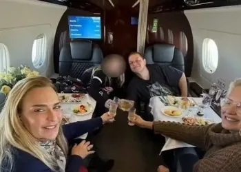 Lulinha e lobista Roberta Luchsinger em imagem de viagem.