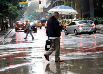 Frente fria no Rio com chuva e ventos fortes na cidade.